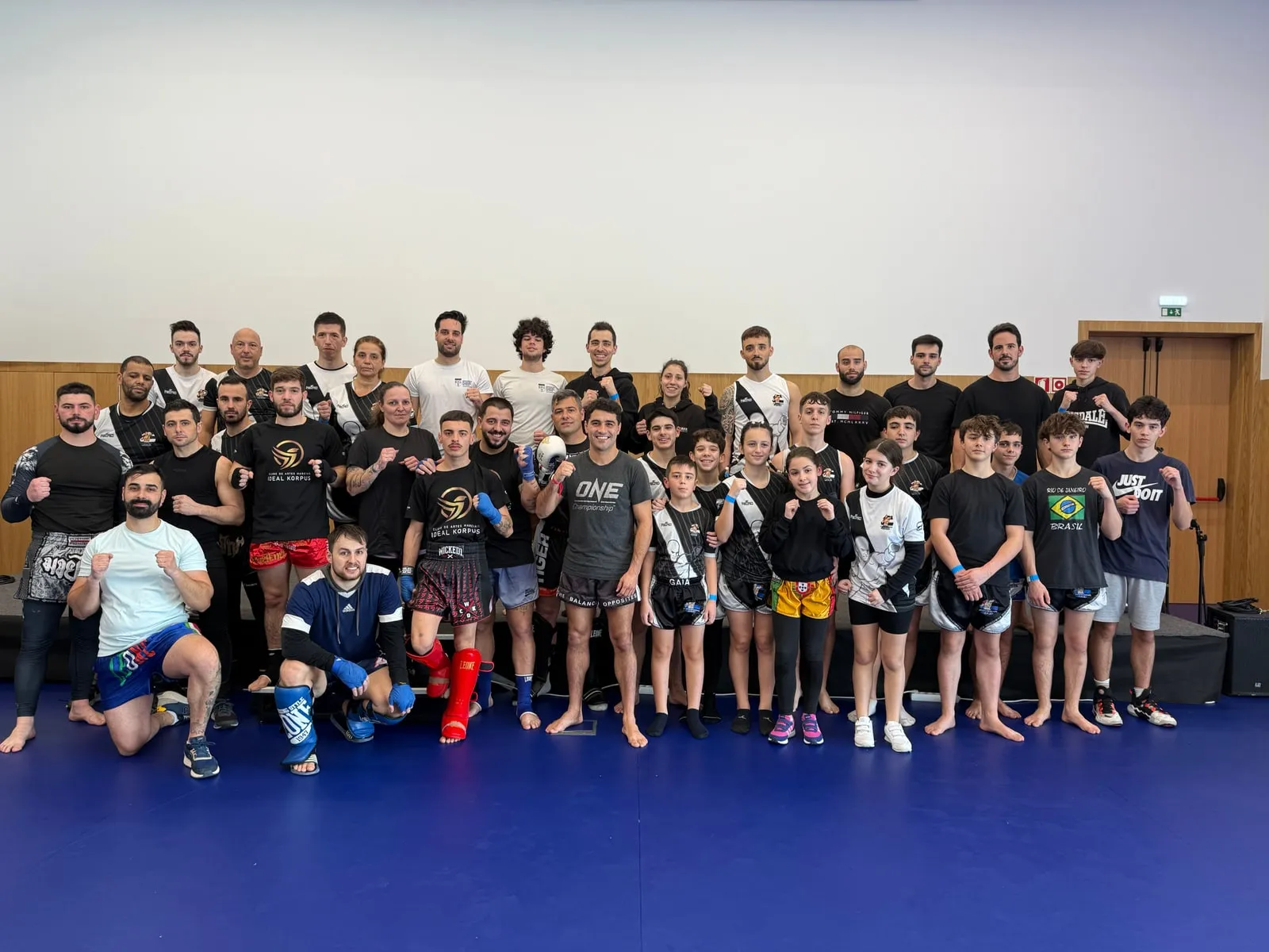 A large group training session led by Rui Botelho