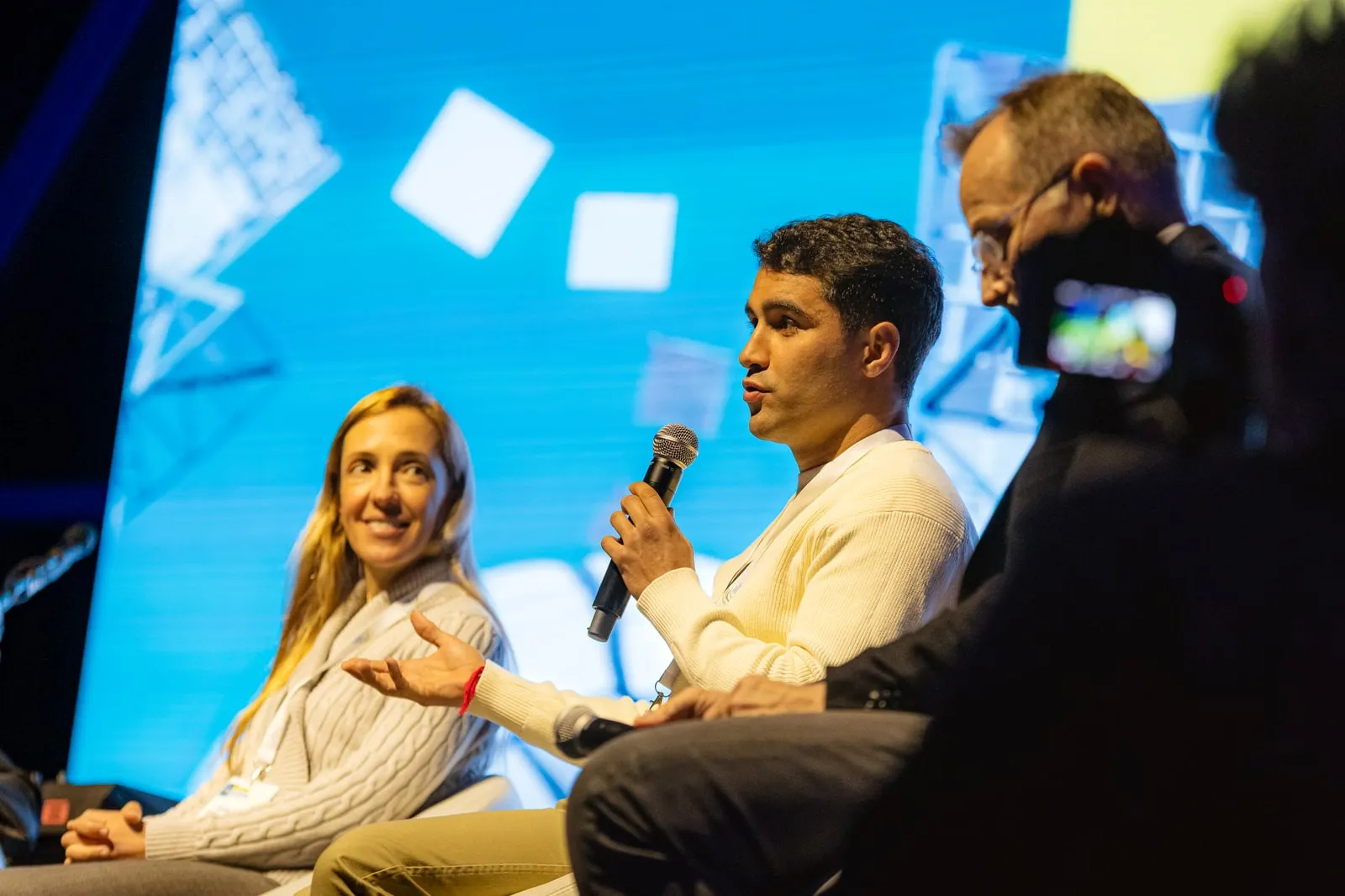 Rui Botelho speaking with a microphone on stage at a conference